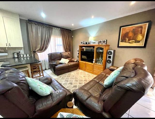 3 BEDROOM TOWNHOUSE FOR SALE IN CHANCLIFF RIDGE